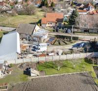 Komerčný objekt s pozemkom – možnosť zmeny na rodinný dom - Obchodné priestory v Okoči s okolitými domami v pokojnej vidieckej oblasti.