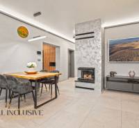 ALL INCLUSIVE I PERFEKTNÝ 4- IZBOVÝ RD SMART HOME - MOSTOVÁ (GA) - Obývačka v rodinnom dome s krbom, stolom pre štyroch a dekoráciami.