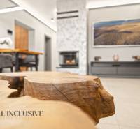 ALL INCLUSIVE I PERFEKTNÝ 4- IZBOVÝ RD SMART HOME - MOSTOVÁ (GA) - Obývacia izba v rodinnom dome s krbom, dekoratívnym dreveným stolom a pohodlným sedením.