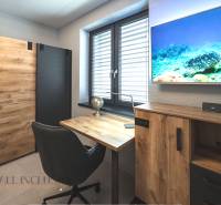 ALL INCLUSIVE I PERFEKTNÝ 4- IZBOVÝ RD SMART HOME - MOSTOVÁ (GA) - Pracovný kút v rodinnom dome s podlahou s dreveným dekorom a obrazovkou na stene.