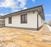 ALL INCLUSIVE I  4- IZBOVÝ RD SMART HOME NOVOSTAVBA- MOSTOVÁ (GA) - Rodinný dom v Mostovej s priestrannou dlaždenou terasou, obklopenou moderným plotom.