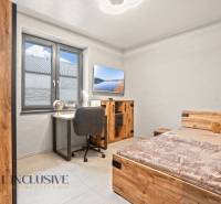 ALL INCLUSIVE I  4- IZBOVÝ RD SMART HOME NOVOSTAVBA- MOSTOVÁ (GA) - Detská izba v Rodinnom dome s pracovným stolom, posteľou a podlahou s dreveným dekorom.