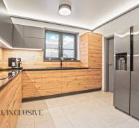 ALL INCLUSIVE I  4- IZBOVÝ RD SMART HOME NOVOSTAVBA- MOSTOVÁ (GA) - Kuchyňa v rodinnom dome s podlahou s dreveným dekorom a dizajnovými skrinkami.