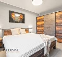 ALL INCLUSIVE I  4- IZBOVÝ RD SMART HOME NOVOSTAVBA- MOSTOVÁ (GA) - Spálňa v rodinnom dome s posteľou, obrazom slona a skriňou s dreveným dekorom.