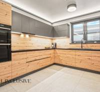 ALL INCLUSIVE I  4- IZBOVÝ RD SMART HOME NOVOSTAVBA- MOSTOVÁ (GA) - Kuchyňa rodinného domu s podlahou s dreveným dekorom a vstavanými spotrebičmi.