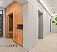 ALL INCLUSIVE I  4- IZBOVÝ RD SMART HOME NOVOSTAVBA- MOSTOVÁ (GA) - Chodba v rodinnom dome s dekorom zo živého machu a obkladom z dreveného dekoru.