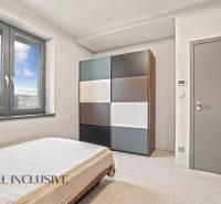 ALL INCLUSIVE I  4- IZBOVÝ RD SMART HOME NOVOSTAVBA- MOSTOVÁ (GA) - Interiér rodinného domu s posteľou, farebnou skriňou a oknom s výhľadom.