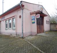  Podnikateľská príležitosť v obci Búč . - Ružová budova v Búči s nápisom 
