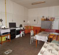  Podnikateľská príležitosť v obci Búč . - Interiér gastronomických priestorov s vybavenou kuchyňou a sedačkou, podlaha s dreveným dekorom.