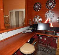  Podnikateľská príležitosť v obci Búč . - Interiér s barom a dekoráciou z puklíc na stene v gastro priestoroch.