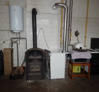  Podnikateľská príležitosť v obci Búč . - Gastro priestory s kachľovou pecou a spotrebičmi, podlaha s dreveným dekorom.