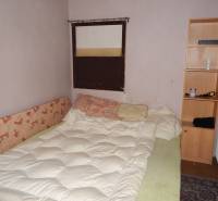  Podnikateľská príležitosť v obci Búč . - Izba s posteľou, regálom a radiátorom, vhodné pre gastro priestory na renováciu.