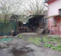  Podnikateľská príležitosť v obci Búč . - Exteriér v gastro priestoroch v Búči s starou pecou a jarnou vegetáciou.