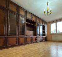 Na predaj 2i byt Levice - Obývacia izba s drevenou skriňou a podlahou s dreveným dekorom v 2-izbovom byte.