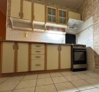 Na predaj 2i byt Levice - Kuchyňa v 2-izbovom byte s dlažbou a dreveným dekorom na linke.