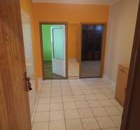 Na predaj 2i byt Levice - Chodba v 2-izbovom byte s dlažbou a otvárajúcimi sa dverami do ďalších miestností.