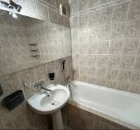 Na predaj 2i byt Levice - Kúpeľňa v 2-izbovom byte s vaňou a keramickým obkladom.