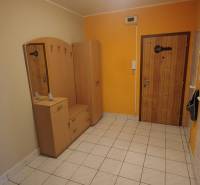 Na predaj 2i byt Levice - Chodba v 2-izbovom byte so vstavanými skriňami a dlažbou.