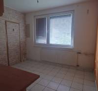 Na predaj 2i byt Levice - Izba s dlažbou, veľkým oknom a radiátorom v 2-izbovom byte.