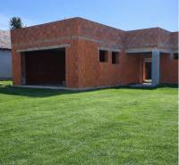 Na predaj výnimočný átriový rodinný dom s dvojgarážou v obci Dolná Seč - Nerozostavaný rodinný dom v Dolnej Seči s trávnatým pozemkom a základy z tehál.