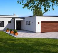 Na predaj výnimočný átriový rodinný dom s dvojgarážou v obci Dolná Seč - Rodinný dom v Dolnej Seči s bielou fasádou, veľkou terasou a zeleným trávnikom.