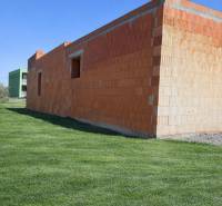 Na predaj výnimočný átriový rodinný dom s dvojgarážou v obci Dolná Seč - Nedokončená stavba rodinného domu v Dolnej Seči obklopená upraveným trávnikom.