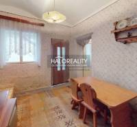 Predaj, rodinný dom Malé Leváre - EXKLUZÍVNE HALO RE... - Jedáleň v rodinnom dome s dreveným nábytkom a kobercom na podlahe.