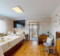 Predaj, rodinný dom Malé Leváre - EXKLUZÍVNE HALO RE... - Izba v rodinnom dome s podlahou s dreveným dekorom a šijacím strojom.