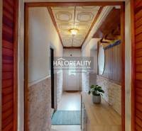 Predaj, rodinný dom Malé Leváre - EXKLUZÍVNE HALO RE... - Chodba v rodinnom dome s drevenými obkladmi a dekoratívnym stropom.