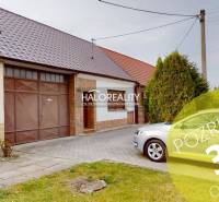 Predaj, rodinný dom Malé Leváre - EXKLUZÍVNE HALO RE... - Rodinný dom v Malých Levároch s garážou a parkovacím miestom na vydláždenej ploche.