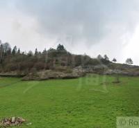 Slnečný pozemok pre vašu chatu v srdci Pienin – Havka - Zeleň v Havke s kopcami a stromami, ideálne pre pozemky - bývanie.