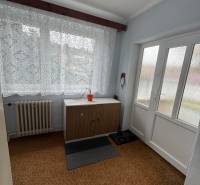 Rodinný dom Martin - Valča - Interiér rodinného domu s kobercom, radiátorom a skrinkou pod oknom.