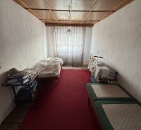 Rodinný dom Martin - Valča - Izba v rodinnom dome s červeným kobercom a posteľami na oboch stranách.