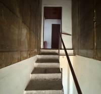 Rodinný dom Martin - Valča - Schodisko v rodinnom dome s dreveným zábradlím vedúce na poschodie.