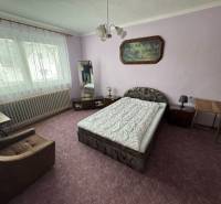 Rodinný dom Martin - Valča - Spálňa s posteľou, kreslom a obrazom v Rodinnom dome.