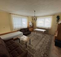 Rodinný dom Martin - Valča - Obývacia izba s klasickým zariadením, kobercom a pohovkou v rodinnom dome.