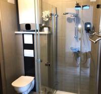 Na predaj veľký 49m2 apartmán Podhájská.  - Kúpeľňa v 2-izbovom byte so sprchovým kútom a závesnou toaletou.