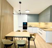 Bory:Na prenájom úplne nový, elegantný 2i byt/eng.text inside - Kuchyňa v 2-izbovom byte s podlahou s dreveným dekorom a jedálenským stolom.