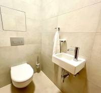 Bory:Na prenájom úplne nový, elegantný 2i byt/eng.text inside - Kúpeľňa v 2-izbovom byte s toaletou, umývadlom a svetlými obkladačkami.