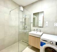 Bory:Na prenájom úplne nový, elegantný 2i byt/eng.text inside - Kúpeľňa so sprchovým kútom a práčkou v 2-izbovom byte.