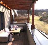 Na predaj štyri apartmány na jednom poschodí Podhájská - Výhľad z terasy 2-izbového bytu v Podhájskej na Svätuši, s pohodlným sedením.