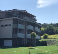 Na predaj štyri apartmány na jednom poschodí Podhájská - Budova 2-izbového bytu v Podhájskej obklopená zeleňou a bezoblačným nebom.