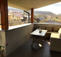 Na predaj štyri apartmány na jednom poschodí Podhájská - Zariadená terasa 2-izbového bytu s výhľadom na okolitú krajinu Podhájskej, ulica Svätuša.