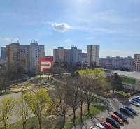 REZERVOVANÉ Na predaj 4 izbový byt 83m2 Petržalka vyhľadávaná lokalita - Výhľad na sídlisko v Bratislave V na Žehrianskej s parkom a parkoviskom.
