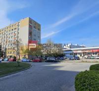 REZERVOVANÉ Na predaj 4 izbový byt 83m2 Petržalka vyhľadávaná lokalita - Bytový dom a obchodné centrum na Žehrianskej v Bratislave V, s parkoviskom a autami.