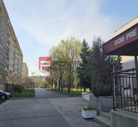 REZERVOVANÉ Na predaj 4 izbový byt 83m2 Petržalka vyhľadávaná lokalita - Exteriér so starým bytovým domom a domom pre seniorov na Žehrianskej v Bratislave V.