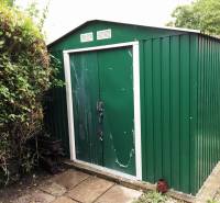 Bývanie v prírode, na dosah mesta, murov. chatka s celoročným využitím - Záhrada pri rodinnom dome v Bohdanovciach nad Trnavou s plechovým zeleným záhradným domčekom.