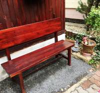 Bývanie v prírode, na dosah mesta, murov. chatka s celoročným využitím - Drevená lavička s rastlinou a ozdobnou dekoráciou pri rodinnom dome v Bohdanovciach nad Trnavou.