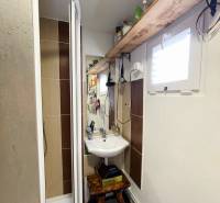 Bývanie v prírode, na dosah mesta, murov. chatka s celoročným využitím - Kompaktná kúpeľňa s drevenou policou a sprchovacím kútom v rodinnom dome.