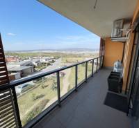 KOŠICE-2 IZBOVÝ BYT,NOVOSTAVBA,KOMPLET ZARIADENÝ,VL.PARK. MIESTO - Balkón 2-izbového bytu na Borievkovej ulici ponúka výhľad na Košice, mestskú časť Vyšné Opátske.